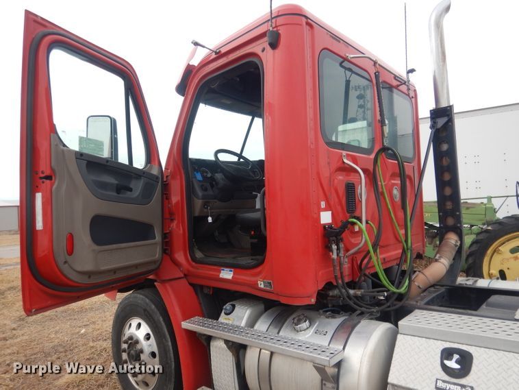 image for item DJ1252 2016 Freightliner Cascadia 113  semi truck