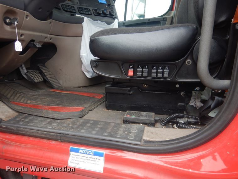 image for item DJ1252 2016 Freightliner Cascadia 113  semi truck