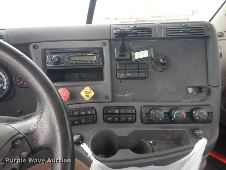 image for item DJ1252 2016 Freightliner Cascadia 113  semi truck