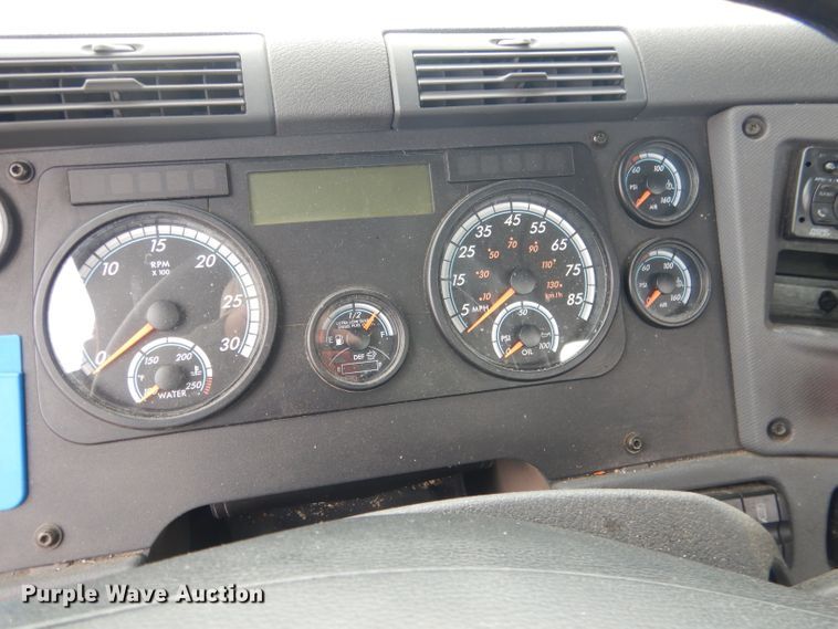 image for item DJ1252 2016 Freightliner Cascadia 113  semi truck