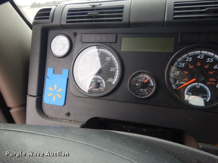 image for item DJ1252 2016 Freightliner Cascadia 113  semi truck