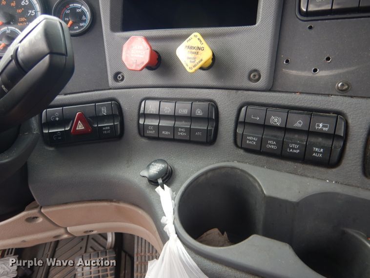 image for item DJ1252 2016 Freightliner Cascadia 113  semi truck