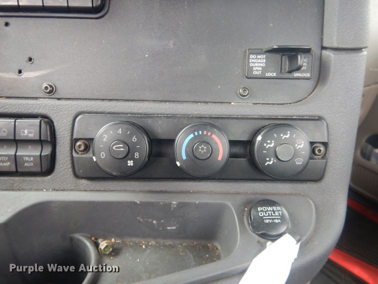 image for item DJ1252 2016 Freightliner Cascadia 113  semi truck