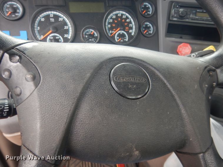 image for item DJ1252 2016 Freightliner Cascadia 113  semi truck