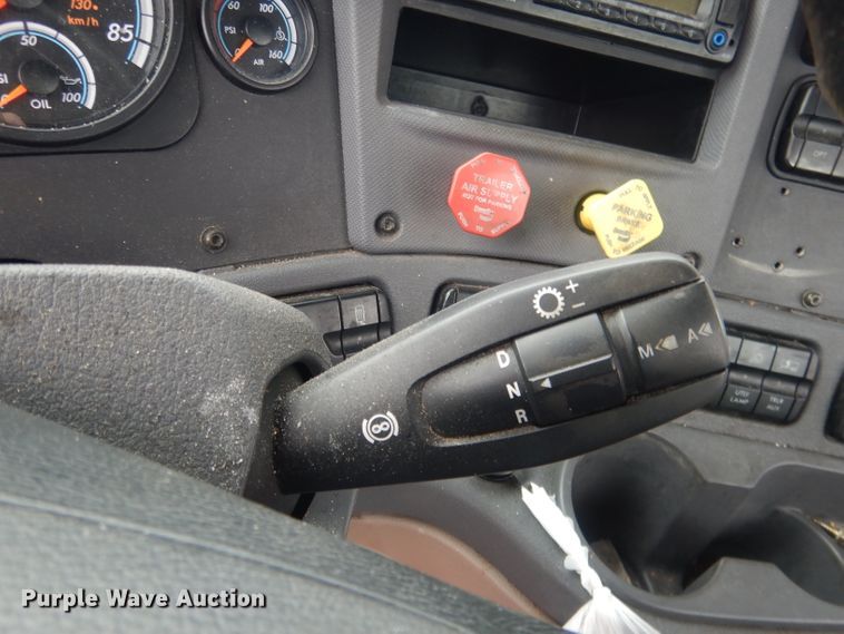 image for item DJ1252 2016 Freightliner Cascadia 113  semi truck