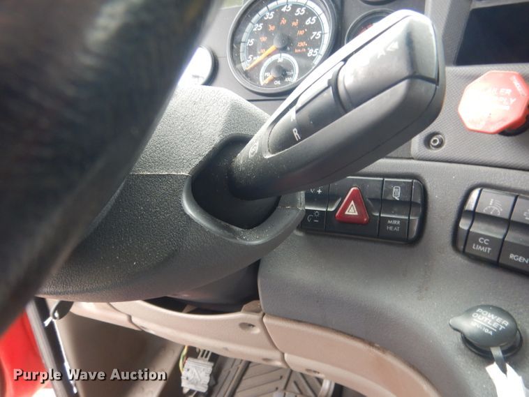 image for item DJ1252 2016 Freightliner Cascadia 113  semi truck