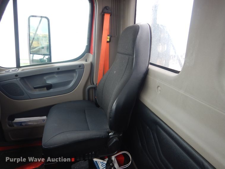 image for item DJ1252 2016 Freightliner Cascadia 113  semi truck