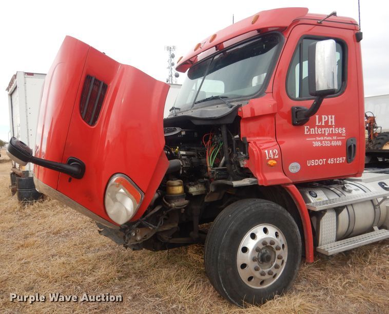 image for item DJ1252 2016 Freightliner Cascadia 113  semi truck