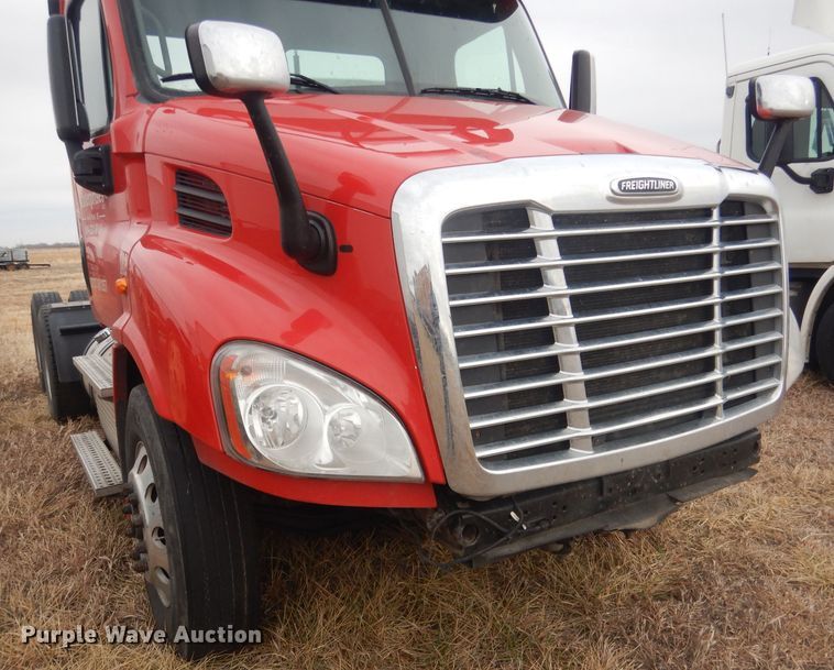 image for item DJ1252 2016 Freightliner Cascadia 113  semi truck