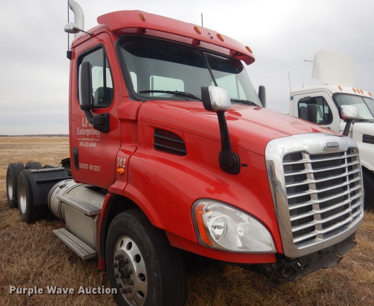 image for item DJ1252 2016 Freightliner Cascadia 113  semi truck