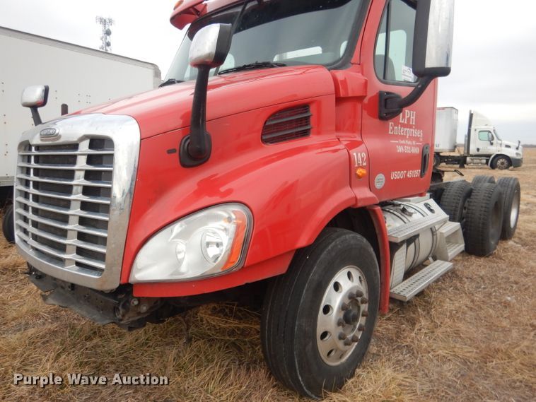 image for item DJ1252 2016 Freightliner Cascadia 113  semi truck