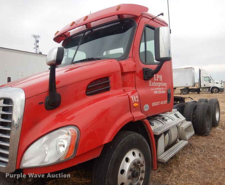 image for item DJ1252 2016 Freightliner Cascadia 113  semi truck