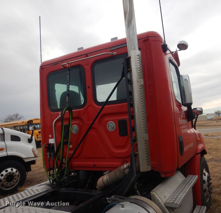 image for item DJ1252 2016 Freightliner Cascadia 113  semi truck