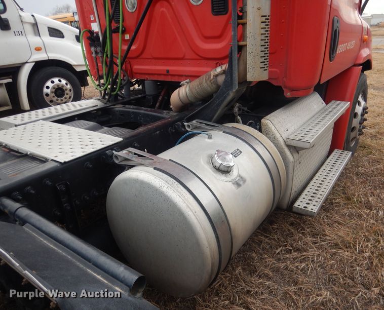 image for item DJ1252 2016 Freightliner Cascadia 113  semi truck