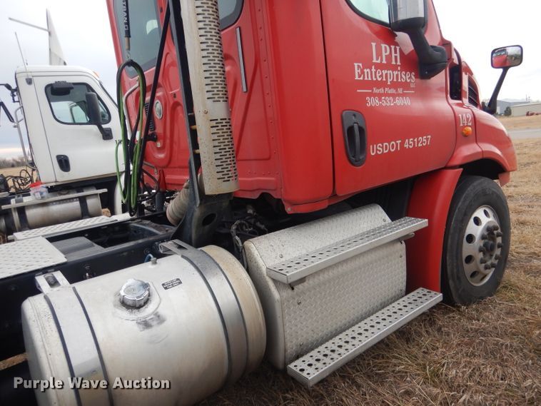 image for item DJ1252 2016 Freightliner Cascadia 113  semi truck