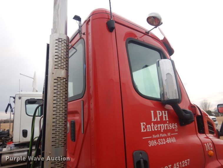 image for item DJ1252 2016 Freightliner Cascadia 113  semi truck