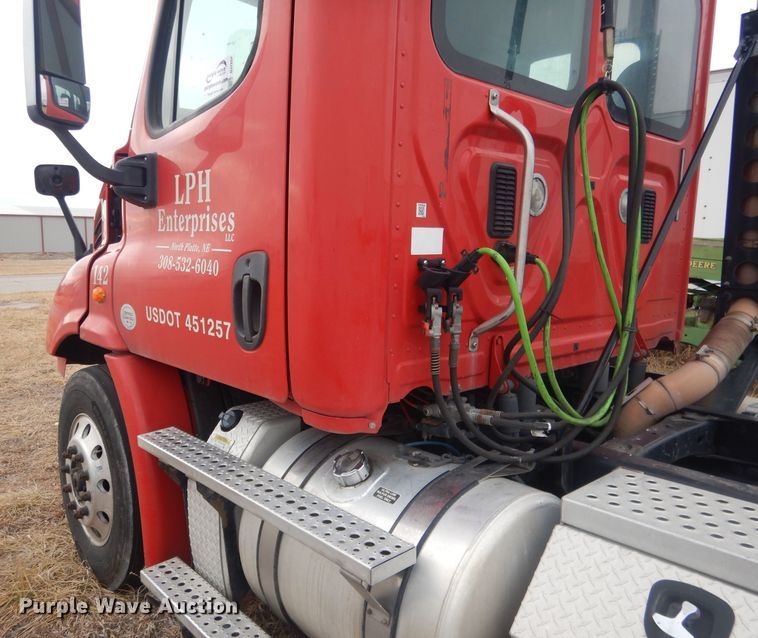 image for item DJ1252 2016 Freightliner Cascadia 113  semi truck