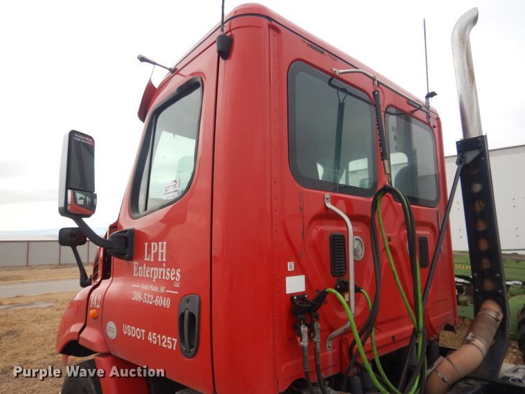 image for item DJ1252 2016 Freightliner Cascadia 113  semi truck