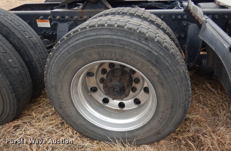 image for item DJ1252 2016 Freightliner Cascadia 113  semi truck