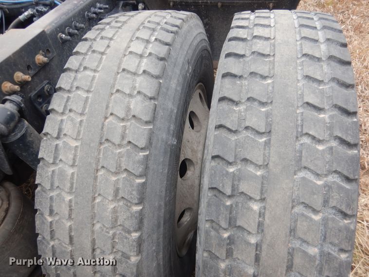 image for item DJ1252 2016 Freightliner Cascadia 113  semi truck