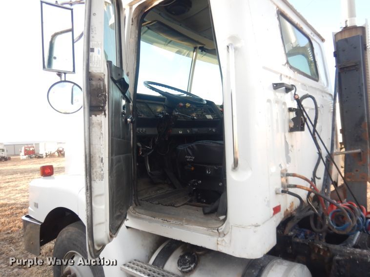 image for item DJ1255 1995 WhiteGMC WG  semi truck