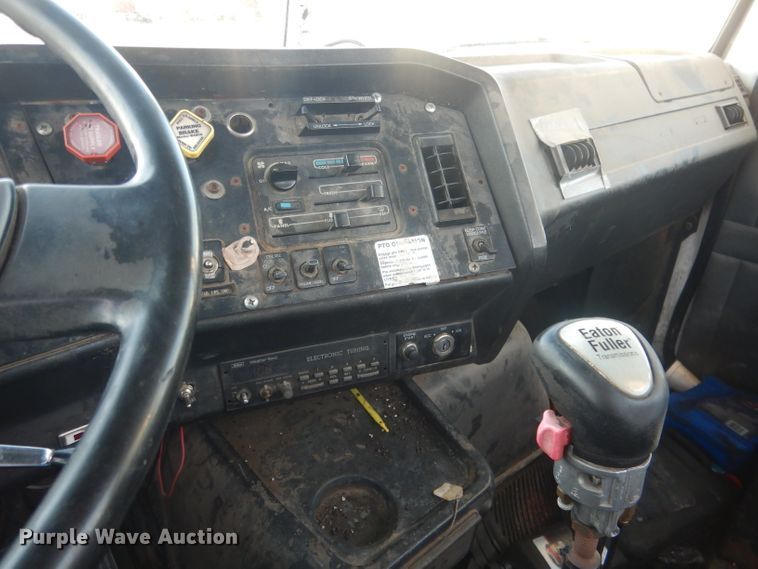 image for item DJ1255 1995 WhiteGMC WG  semi truck