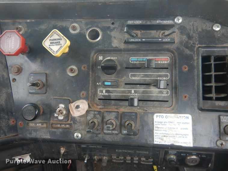 image for item DJ1255 1995 WhiteGMC WG  semi truck