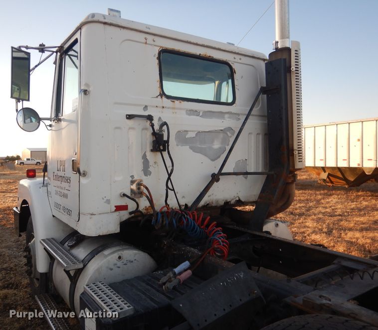 image for item DJ1255 1995 WhiteGMC WG  semi truck