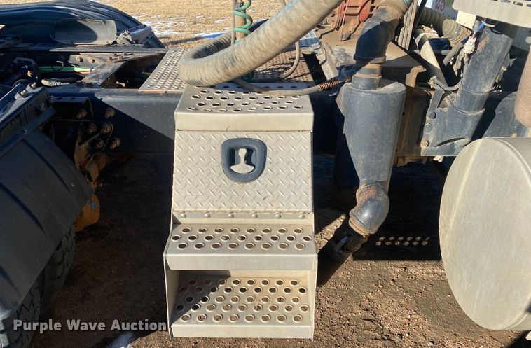 image for item DL1451 2010 International 9200i  semi truck