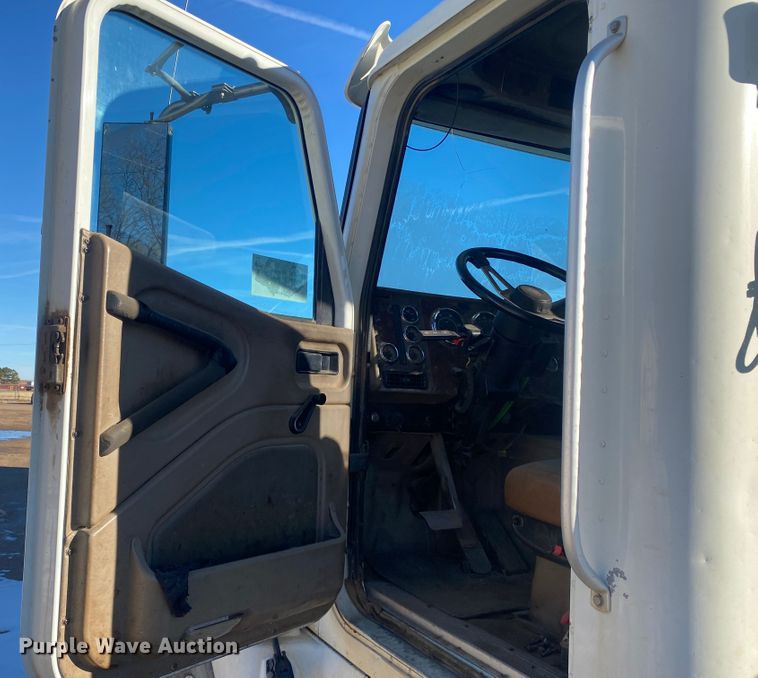 image for item DL1451 2010 International 9200i  semi truck