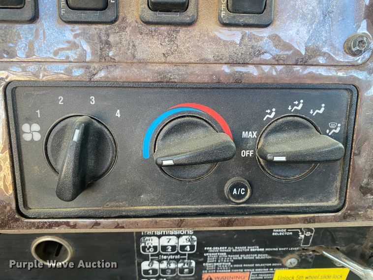 image for item DL1451 2010 International 9200i  semi truck