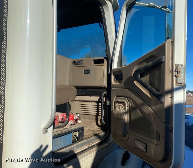 image for item DL1451 2010 International 9200i  semi truck