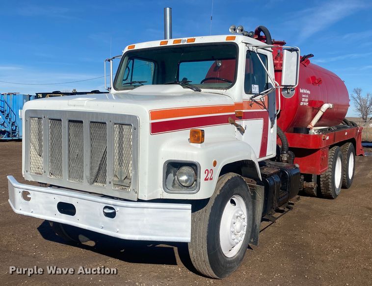 image for item DL1454 1998 International 2674  vacuum truck