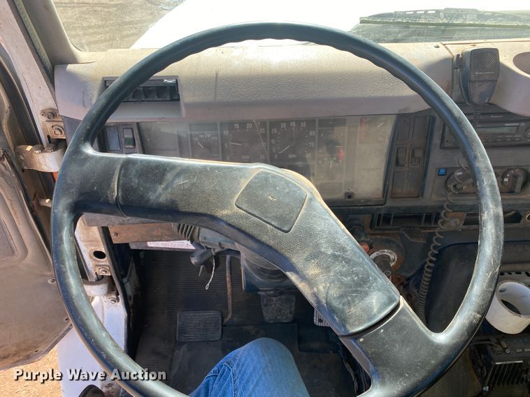 image for item DL1454 1998 International 2674  vacuum truck