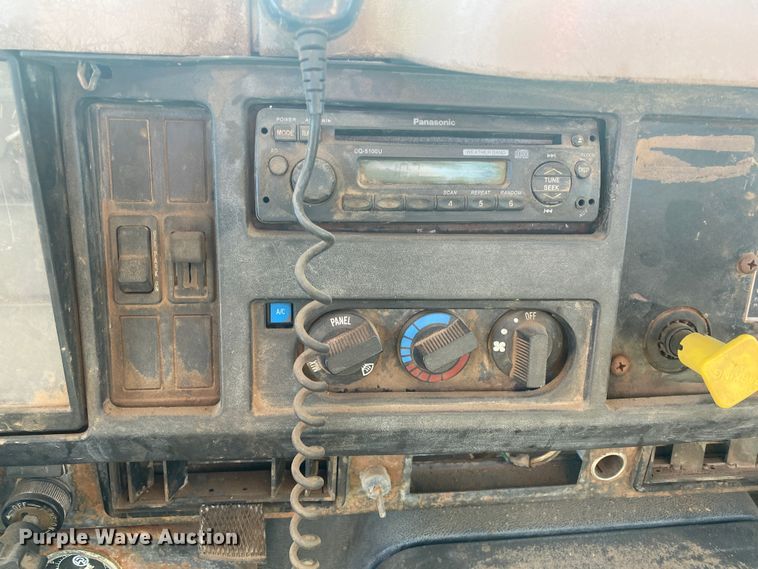 image for item DL1454 1998 International 2674  vacuum truck