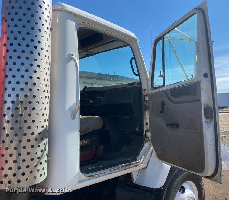 image for item DL1454 1998 International 2674  vacuum truck