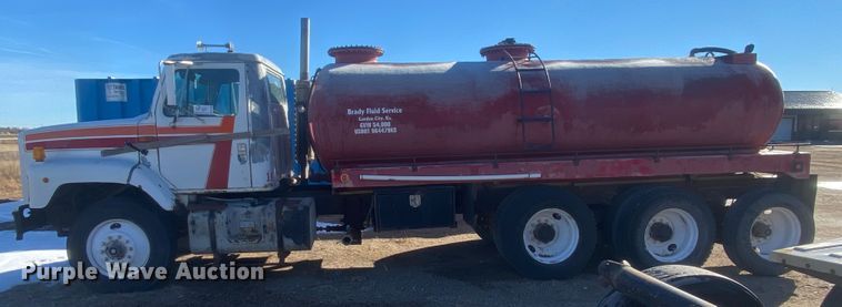 image for item DL1456 1994 International  vacuum truck