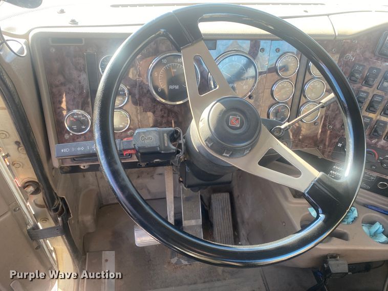 image for item DL1457 2006 International 9200i  semi truck