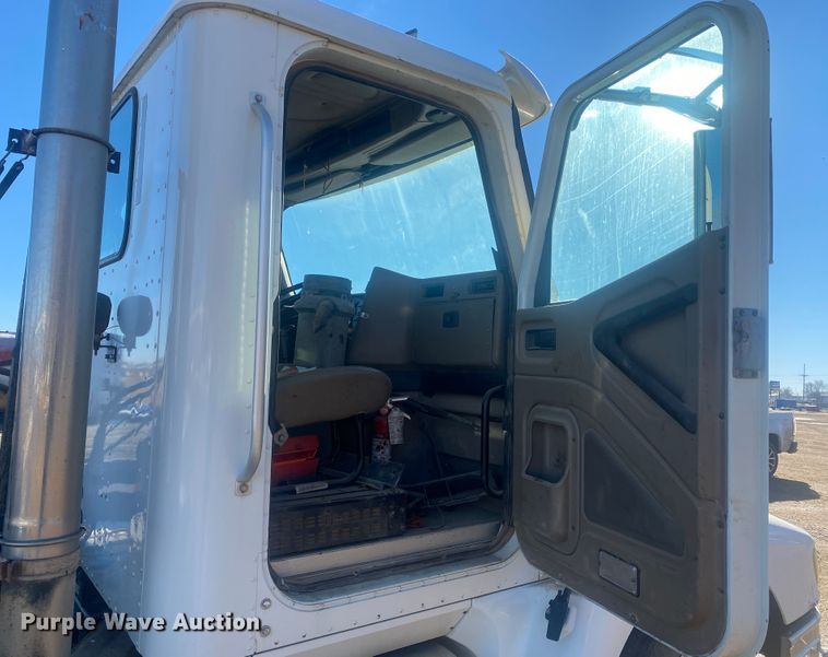 image for item DL1457 2006 International 9200i  semi truck