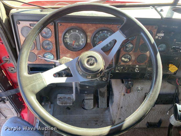 image for item DL1458 1994 International 9200  semi truck