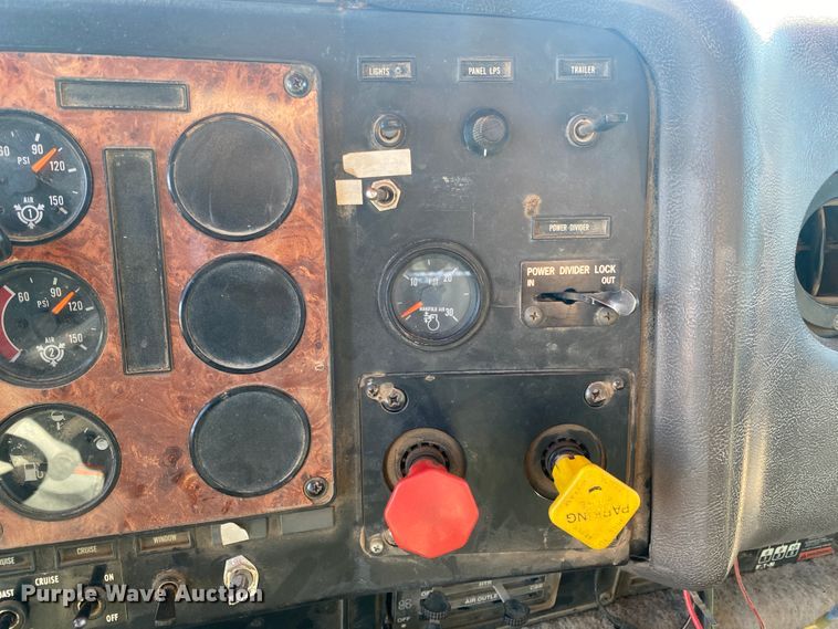 image for item DL1458 1994 International 9200  semi truck