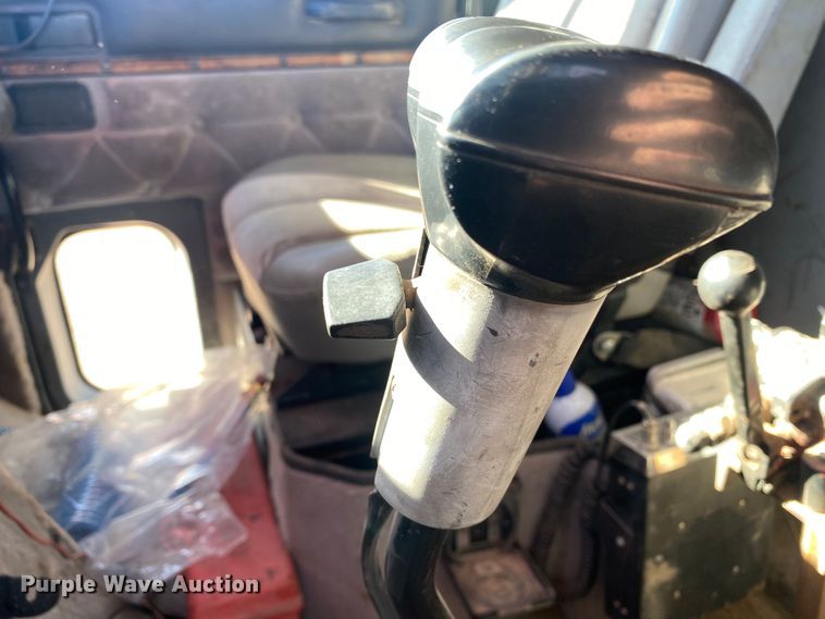 image for item DL1458 1994 International 9200  semi truck