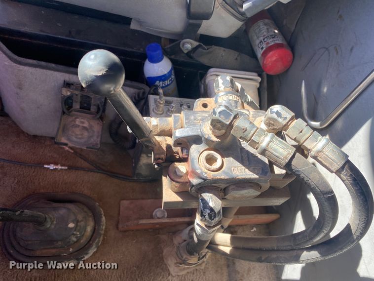 image for item DL1458 1994 International 9200  semi truck