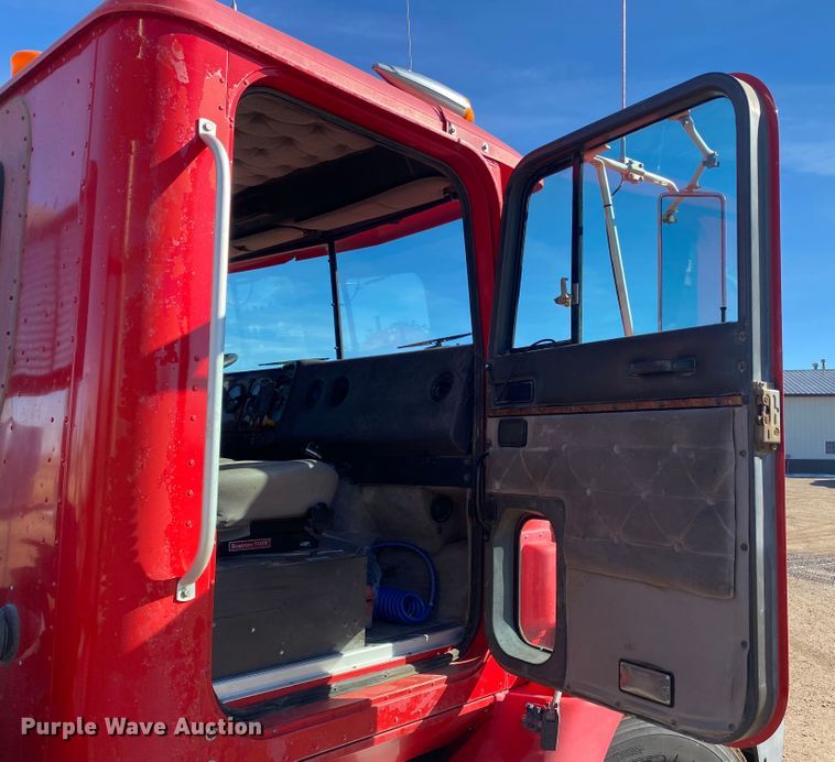 image for item DL1458 1994 International 9200  semi truck