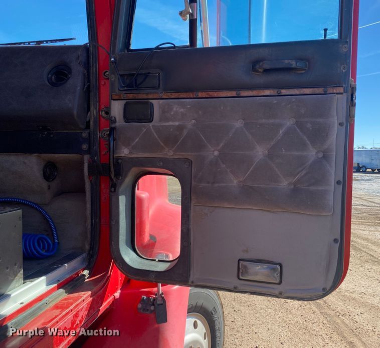 image for item DL1458 1994 International 9200  semi truck