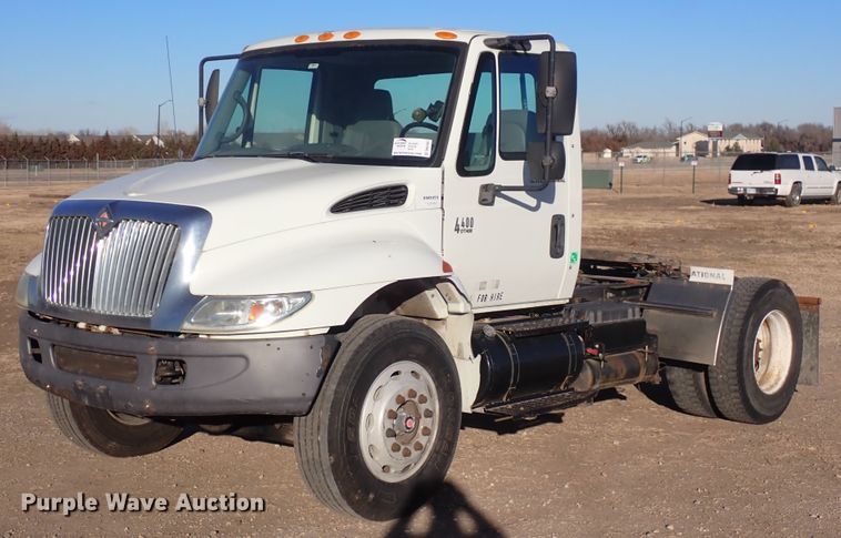 image for item DN2487 2002 International 4400  semi truck