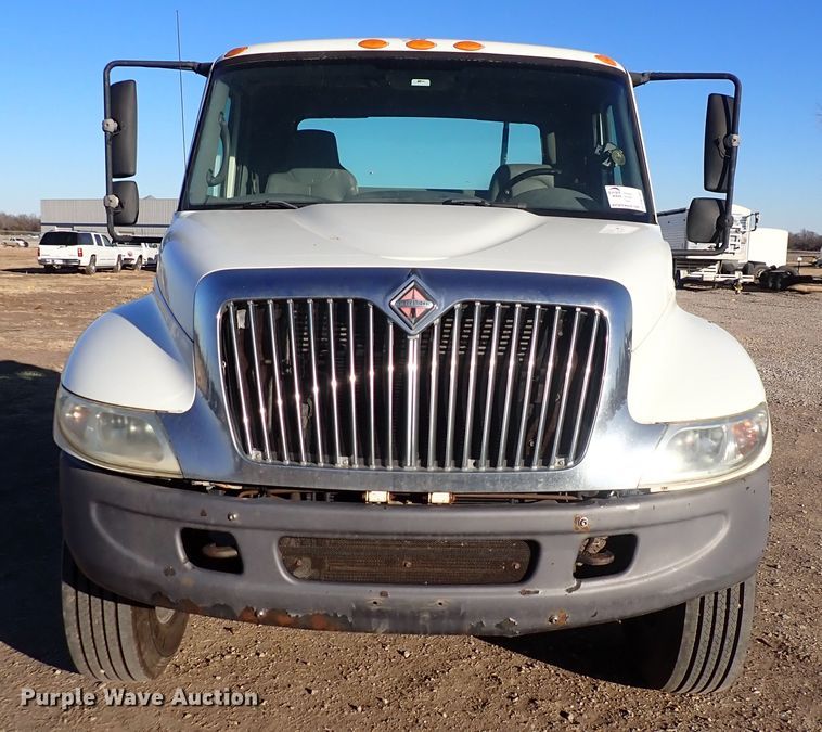 image for item DN2487 2002 International 4400  semi truck