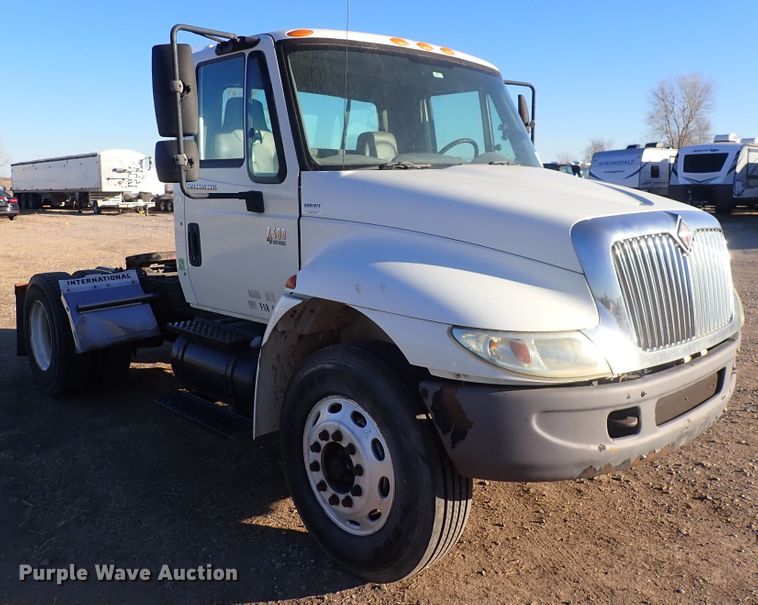 image for item DN2487 2002 International 4400  semi truck