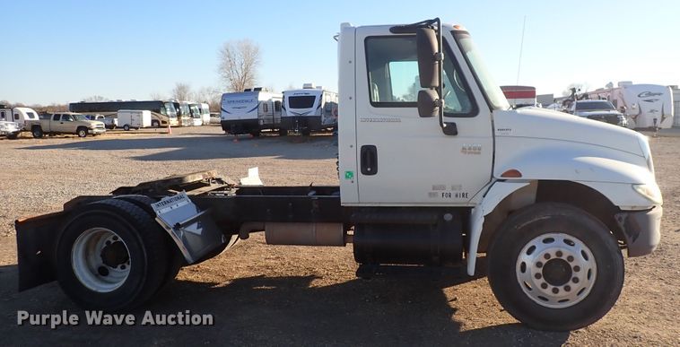 image for item DN2487 2002 International 4400  semi truck