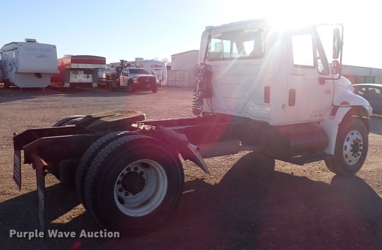 image for item DN2487 2002 International 4400  semi truck